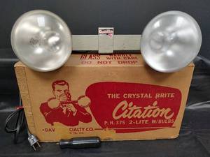 lot 302 image: Vintage Crystal Brite Citation PH-375 2-Lite Photography Light Kit with Bulbs (tested)