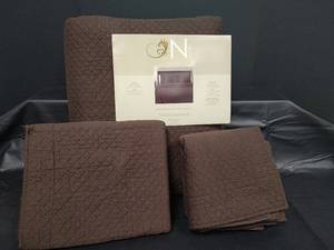 lot 330 image: NIP Nobility Plaza FullQueen Quilt Set Brown Diamond Pattern