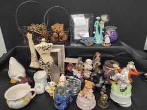 lot 541 image: Decorative Collectibles Lot - Figurines, Ornaments, Home Decor Items and More