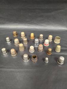 lot 560 image: Vintage Collection of 19 Metal Sewing Thimbles - Mixed Materials