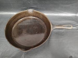 lot 440 image: Cast Iron Skillet 10 inch