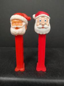 lot 446 image: Vintage PEZ Santa Clause Dispensers