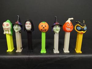 lot 447 image: Vintage PEZ Candy Dispenser Assortment