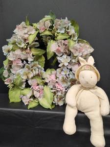 lot 459 image: Hallmark Bunnies by the Bay Plush Rabbit with Hydrangea Floral Wreath Decor Set