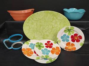 lot 486 image: Kitchen Picnic Assortment - Ceramic Flower Plates, Plastic Serving Platter and Bowls and More