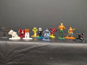 lot 529 image: Mixed Jada Miniature Diecast Figure Collection - DC Comics Heroes and Minecraft-style Characters