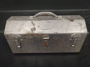 lot 565 image: Park Manufacturing Co Metal Tool Box with Tray