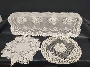 lot 581 image: Doily Collection - Various Sizes and Patterns