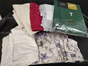 lot 601 image: Assorted Dining Room Tablecloths, Placemats and Cloth Napkins