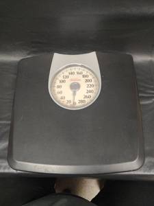 lot 625 image: Sunbeam Analog Bathroom Scale 280lb Capacity