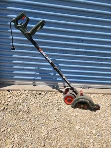 lot 98 image: Black & Decker Edge Hog Electric Lawn EdgerTrencher