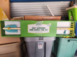 lot 700 image: Expert Gardener Kids 3-Piece Long Handle Garden Tool Set- missing leaf rake