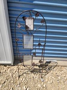 lot 708 image: Metal Triple Photo Frame Stand with Ivy Leaf Design