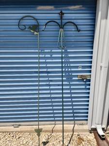 lot 717 image: 6ft Decorative Metal Shepard Hooks with Bird Design