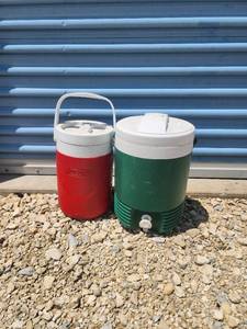 lot 721 image: Red 1 Gallon Jug and Green 2 Gallon Igloo Dispenser