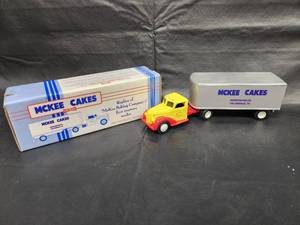 lot 21 image: New McKee Cakes 1953 International Tractor-Trailer Die-Cast Model 143 Scale