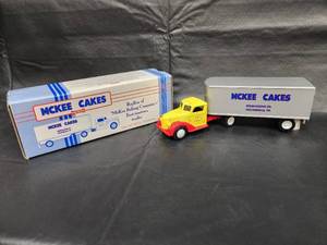 lot 26 image: McKee Cakes 1953 International Tractor-Trailer Die-Cast 143 Scale Model
