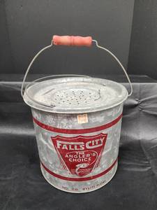 lot 71 image: Falls City Anglers Choice No. 710 Dylite Float Minnow Bucket