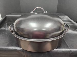 lot 72 image: Large Round Covered Roasting Pan with Grill Rack