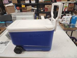 lot 75 image: Igloo Wheeled Cooler - Blue and White