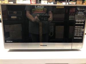 lot 654 image: Panasonic Microwave, 1250 Watt includes Manuel
