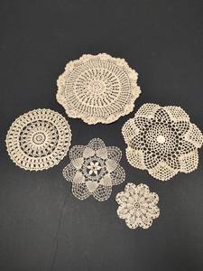 lot 669 image: Vintage Collection of Cotton Crochet Doilies