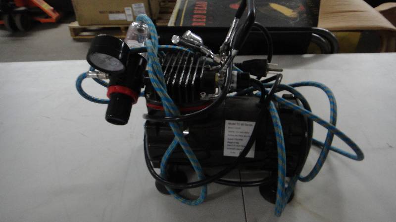 lot 8723 image: Mini Compressor