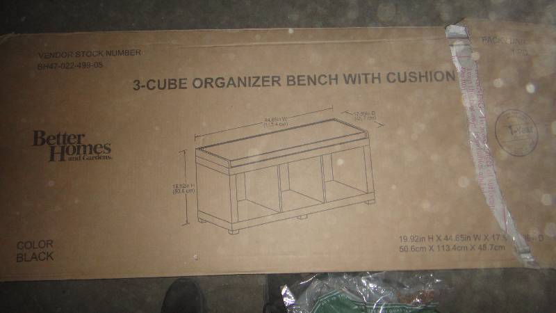 lot 8726 image: 3-Cube Organizer Bench