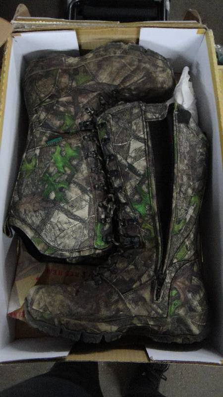 lot 8728 image: Red Head Boots Size 10