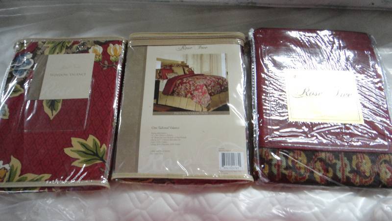 lot 8821 image: Bedding Sets