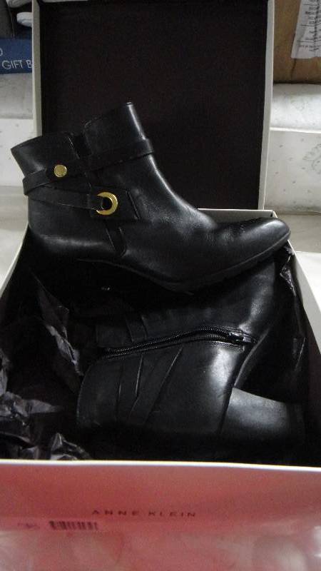 lot 8863 image: Akchelsey Boots Size 8.5