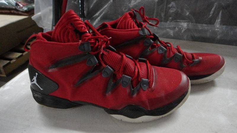 lot 8920 image: Size 13 Air Jordans