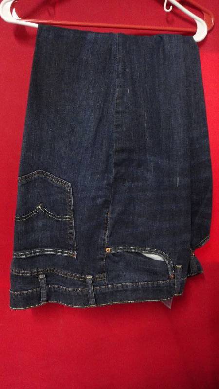 lot 8928 image: Size 44 Jeans