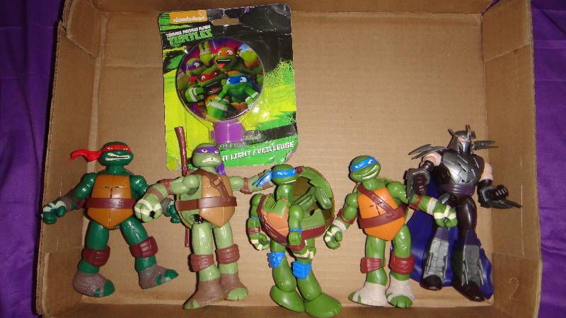 lot 8977 image: TMNT Action Figures