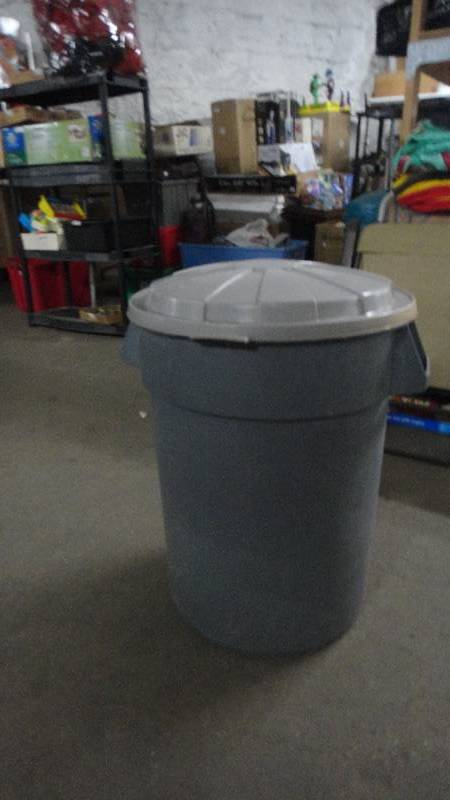 lot 8981 image: Trash Can