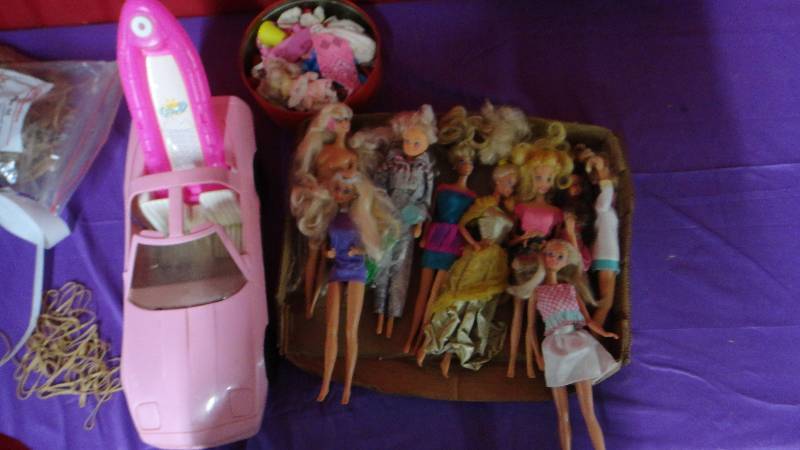 lot 8983 image: Lot of Barbies