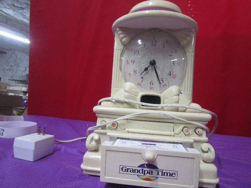 lot 8778 image: Clock
