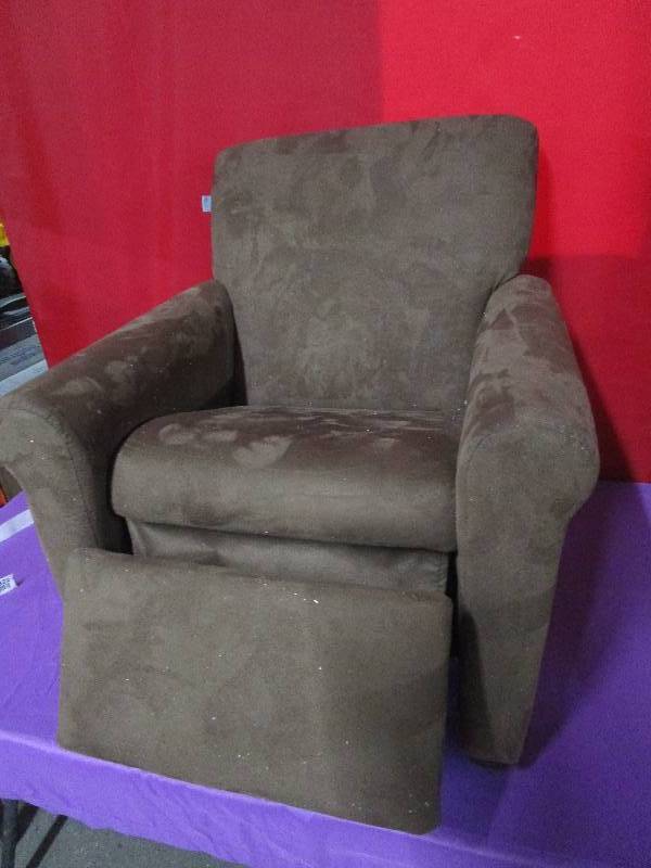 lot 8825 image: Kids Recliner