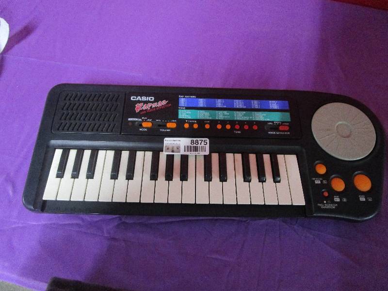 lot 8875 image: Casio Keyboard