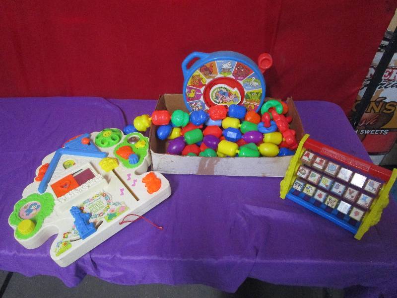 lot 8915 image: Lot of Vintage Toys