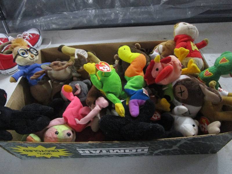 lot 8953 image: Lot of Stuffed Animals