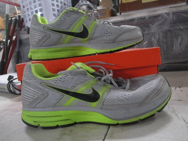 lot 8999 image: Size 13 Nikes