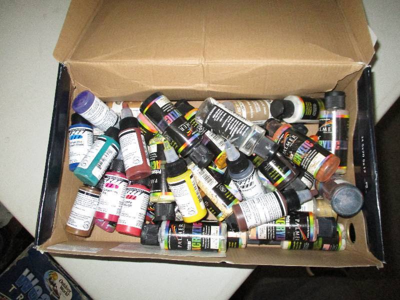 lot 8722 image: Lot of Acrylic Paints