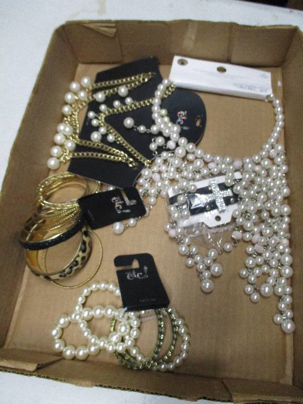 lot 8758 image: Costume Jewelry Lot