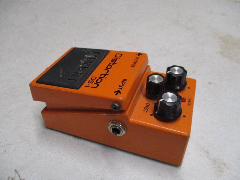 lot 8842 image: Distortion Pedal