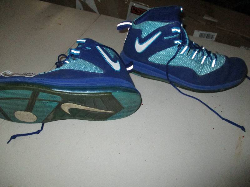 lot 8905 image: Size 15 Nike Tennis Shoes