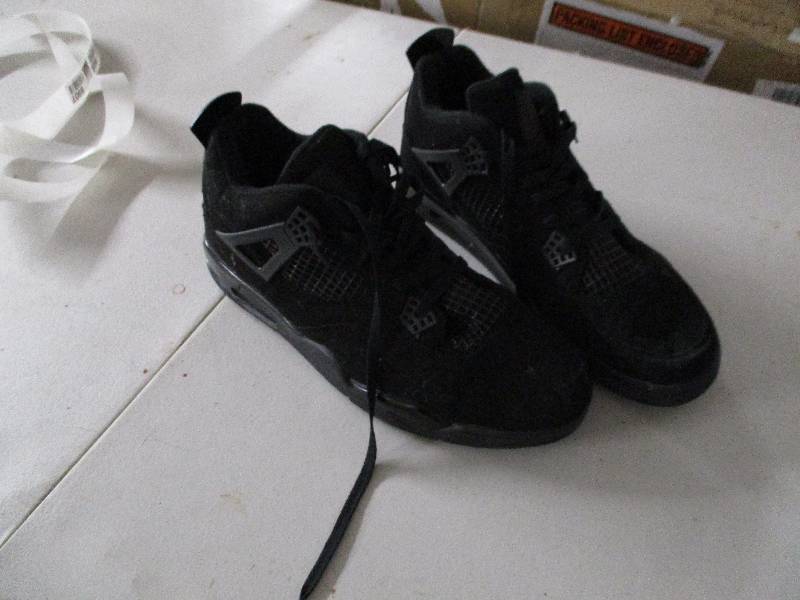 lot 8906 image: Size 15 Nike Tennis Shoes