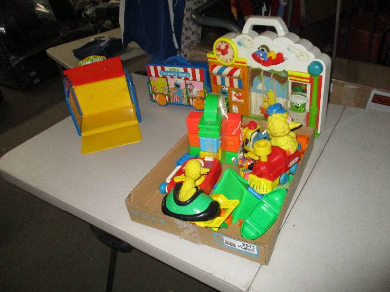 lot 8971 image: Vintage Toy Lot