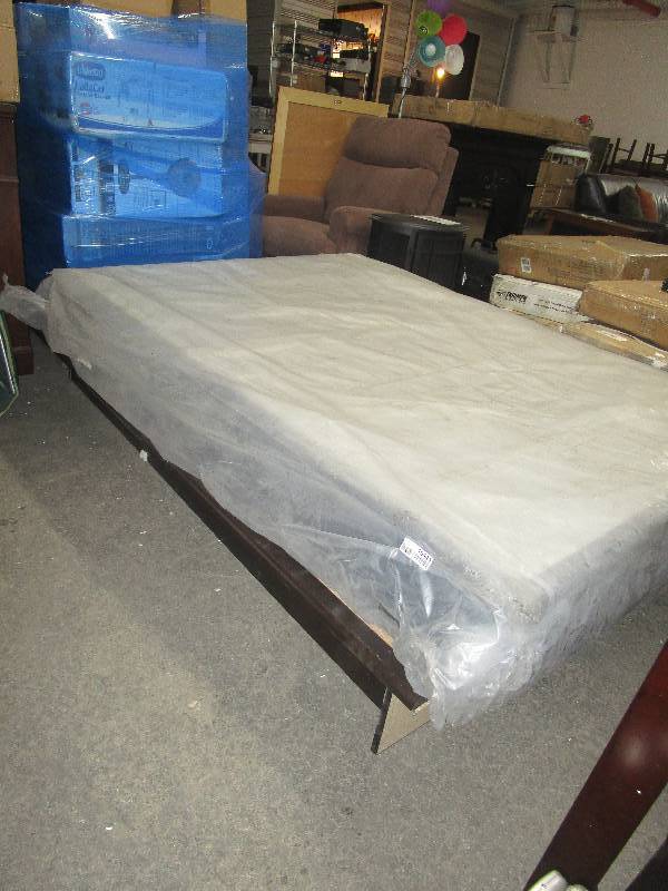 lot 10444 image: Platform Bed