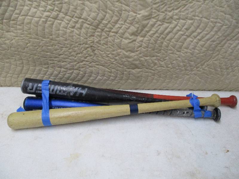 lot 10489 image: Lot of Bats